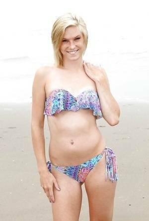 Beach babe Ella Woods strips off her bikini to go fully nude on ladyda.com