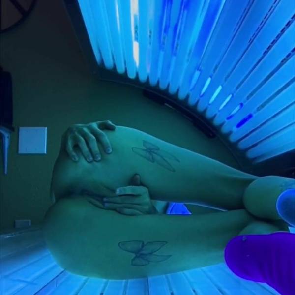Emma Hix Had a little fun in the tanning bed haha porn videos on ladyda.com