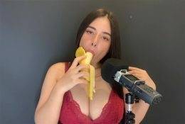 ASMR Wan Sucking a Banana Video Leaked on ladyda.com