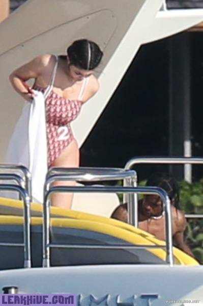 Leaked Kylie Jenner Paparazzi Swimsuit Yacht Photos on ladyda.com