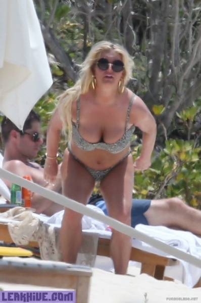 Leaked Jessica Simpson Caught By Paparazzi Sunbathing In A Bikini on ladyda.com