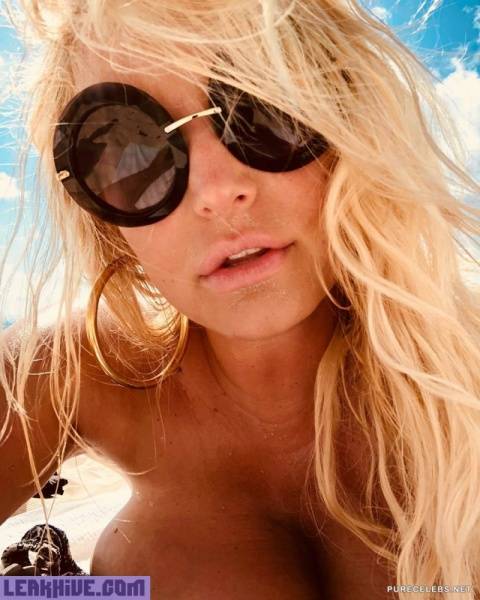 Leaked Jessica Simpson Topless And Bikini Selfie Shots on ladyda.com