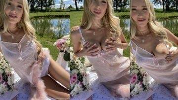 GwenGwiz Leaked Nude Picnic Photos on ladyda.com