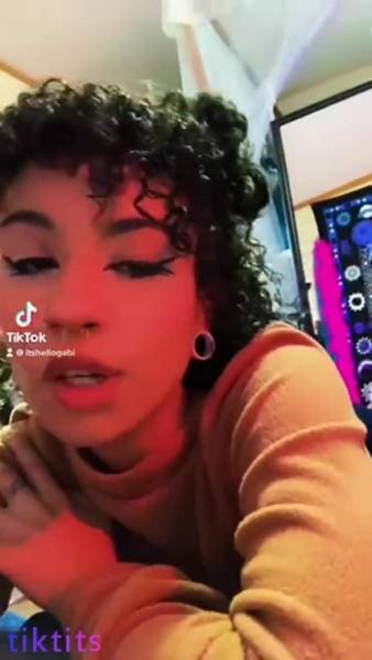 Curly girl flashes her nake ass in the mirror on Tiktok adult on ladyda.com
