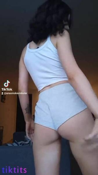 Funny booty shaking in shorts on TikTok 18+ on ladyda.com