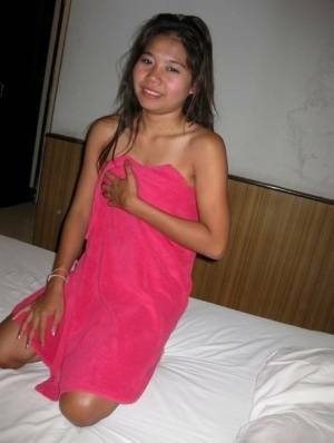 Petite Thai girl washes up her shaved pussy after bareback sex with a tourist - Thailand on ladyda.com