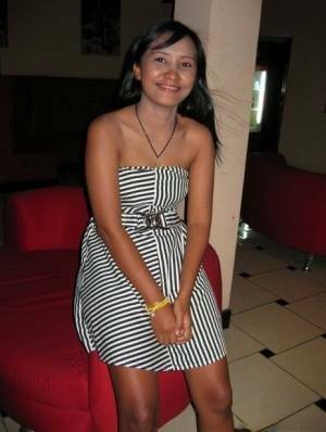 Thai cutie Pla offers up her bald pussy to a visiting sex tourist - Thailand on ladyda.com