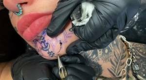 Tattoo enthusiast Amber Luke gets a new face tat from a female artist on ladyda.com