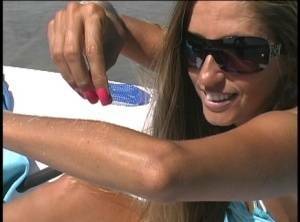 Amateur model Lori Anderson exhibits her hairy forearms in sunglasses on ladyda.com