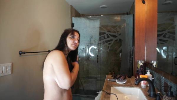 Christina Model Ready After a Nice Shower on ladyda.com