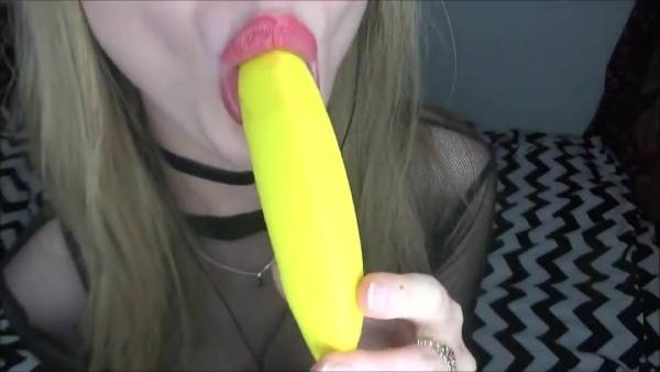 PEAS AND PIES SUCKING BANANA SENSUAL EXCLUSIVE VIDEO on ladyda.com