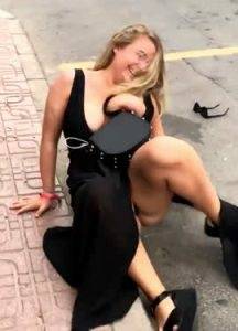 Drunk spring break slut can2019t hold her titties in place on ladyda.com