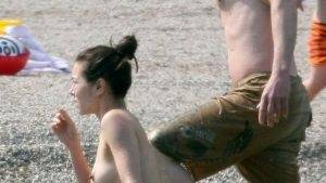 China Chow Goes Topless At The Beach (28 Photos) Mega - China on ladyda.com