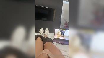 Giaislovely Quick little fap while watching porn in my hotel room xxx onlyfans porn on ladyda.com