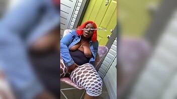 Therealfyebottom 20 10 2019 12610540 squirting on my neighbors porch and got caught onlyfans xxx ... on ladyda.com
