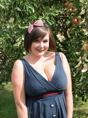 Fat amateur Roxy shows her bare legs in a short dress in the backyard on ladyda.com