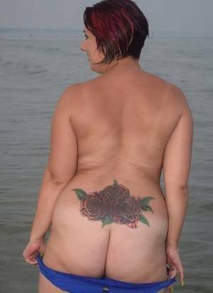 Older amateur Sara Banks poses naked in the ocean with a couple of girlfriends on ladyda.com