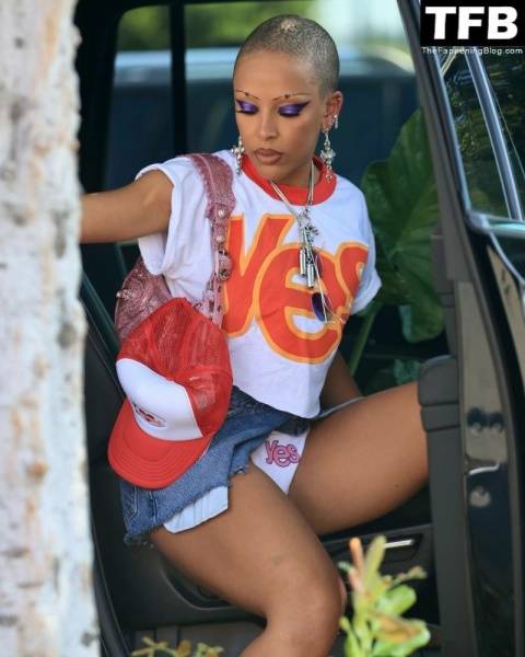 Doja Cat Puts on a Sexy Display While Spotted Shopping in Calabasas on ladyda.com