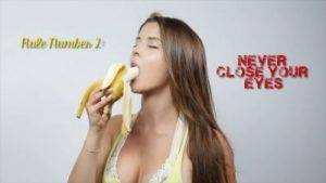 AMANDA CERNY EATING A BANANA on ladyda.com
