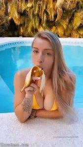TheRealBrittFit Onlyfans Nude Teen Love Bananas on ladyda.com