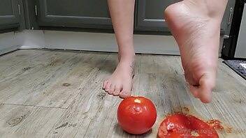 Thedavinagold food compression tomatoes watch me as i squeeze tomatoes in between my feet you wouldn on ladyda.com