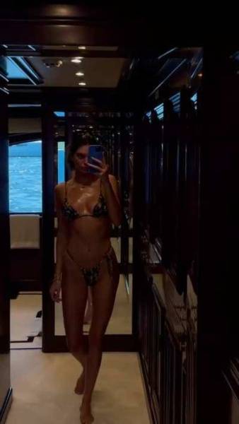 Kendall Jenner's tight bikini body on ladyda.com