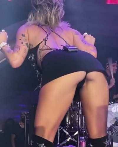 Miley Cyrus knows how to please on ladyda.com