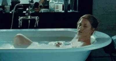Walking in on friend?s mom in the tub. Seems like she REALLY wants you to stay? [Amy Adams] on ladyda.com