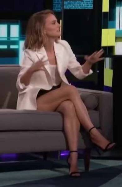 Natalie Portman and her incredible legs on ladyda.com