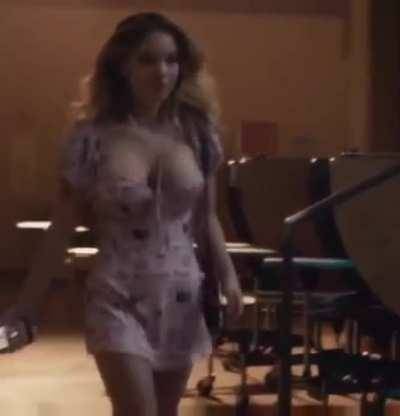 Sydney Sweeney's tits bouncing as she walks. Those things are fucking huge on ladyda.com