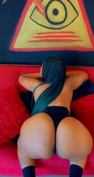 Twerking On The Couch.?? on ladyda.com
