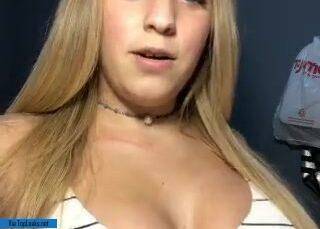 Spanish girl teasing her cleavage gracesosaqueen - Spain on ladyda.com