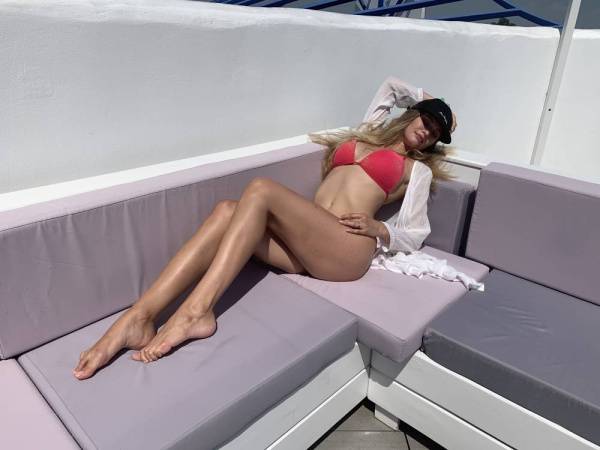 Stella Cardo & her sexy legs on ladyda.com