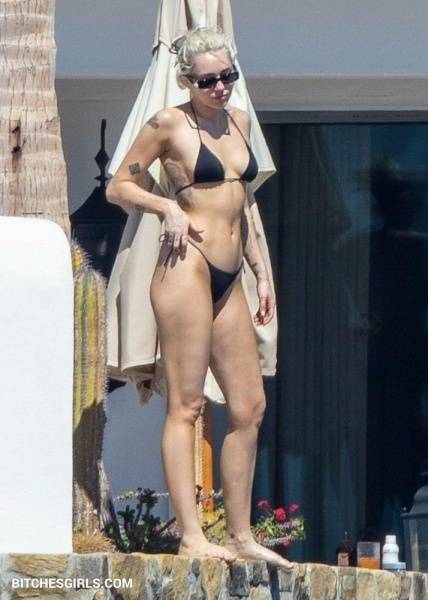 Miley Cyrus Nude Celebrity Tits Photos on ladyda.com